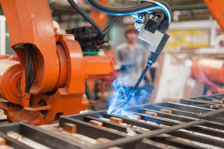 焊接机器人在工厂工作照片